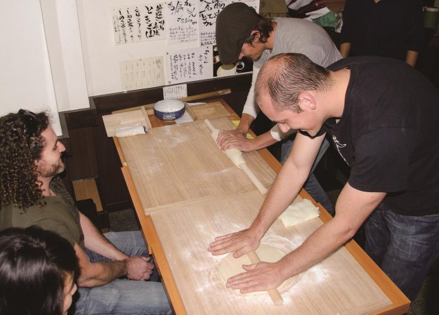 Expérience de fabrication d'udon - Mikaya