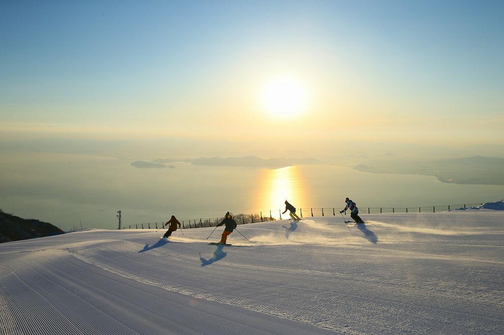 Skier avec vue sur le lac Biwa - Station de ski de Biwako Valley