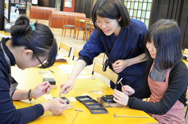 Demostración y exhibición de ventas de artesanías tradicionales -Kyoto Handicraft Center