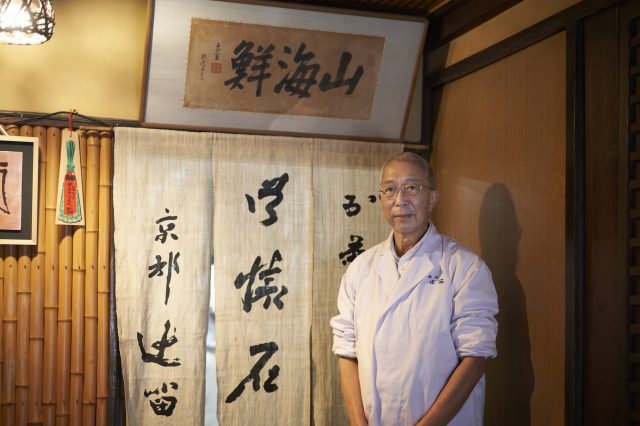 M. Haruhiko Taira, le propriétaire du magasin de Kyoto qui s'occupe de la cuisine Urasenke