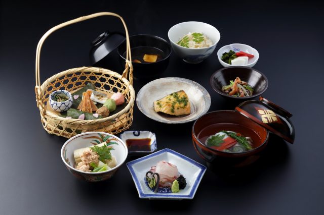 Cocina en Tsujidome, llena de la habilidad y el corazón de un restaurante bien establecido