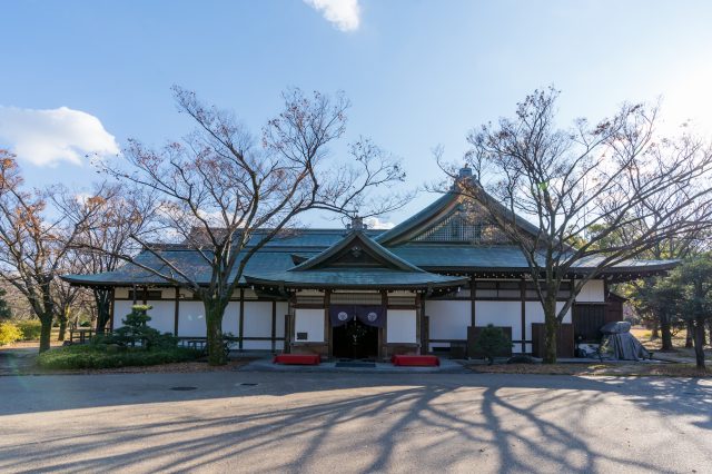 Construido en una esquina del Jardín Nishinomaru del Castillo de Osaka