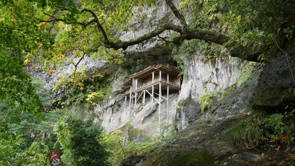 Sacred heights and soothing springs at Mitokusan Sanbutsuji Temple and Misasa Onsen