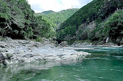 A sacred line created by the earth's energy-a magical power from the Median Tectonic Line