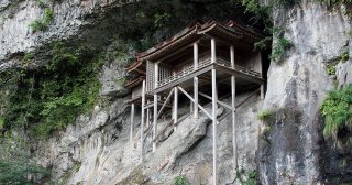Awe-inspiring creations of the natural world and the human race —secrets behind the Genbudo cave and the Nageiredo hall