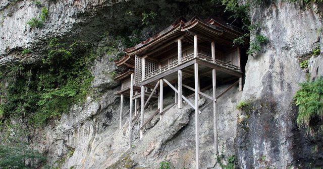 Naturaleza amenazante y arquitectura milagrosa ~Acercamiento a los misterios de la cueva de Genbudo y Nageiredo~