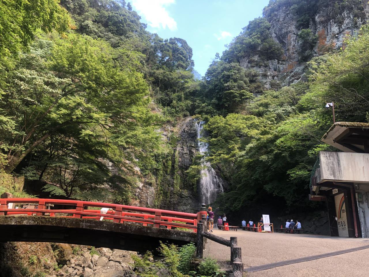 大阪からすぐ!「箕面大滝」を目指すハイキングと勝ちダルマの旅