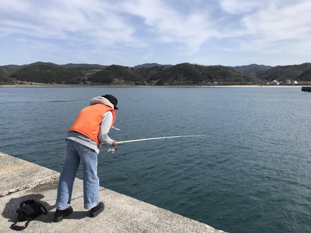 Partez les mains vides pour la pêche en mer et une excursion d'une journée à une source chaude dans un joli train touristique