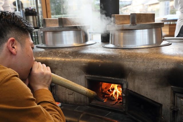 Expérience de cuisson du riz dans un kamado