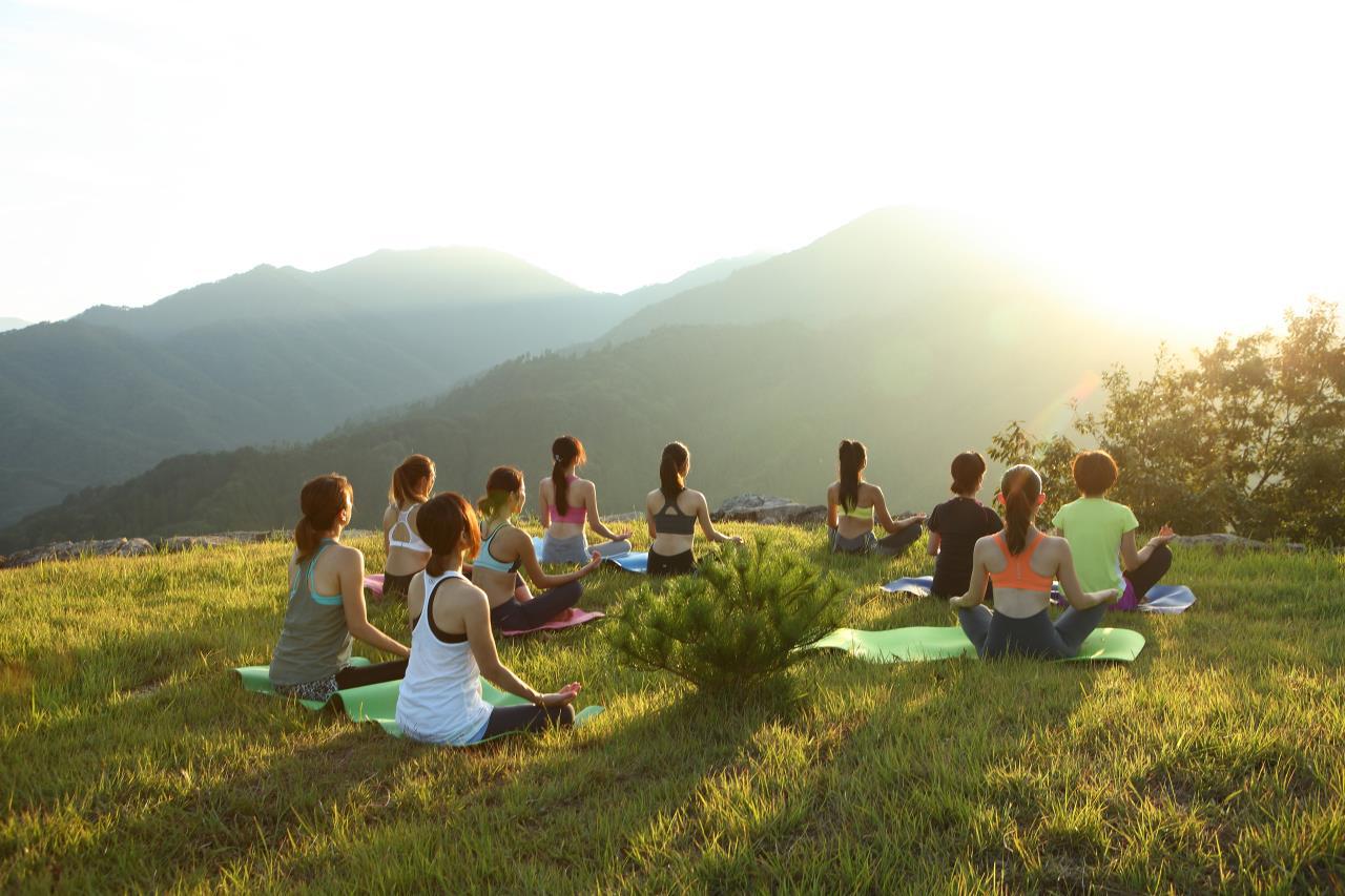 Experiencia de yoga para purificar la mente en un espacio espiritual