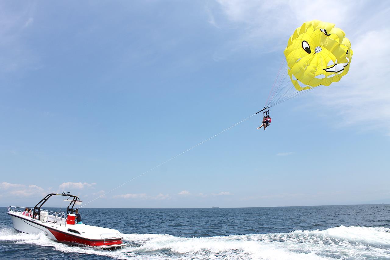 lancha motora y parapente