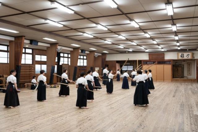 (Naginata-Japanese Lady Trial Class-) Learn the art of self-defense of samurai