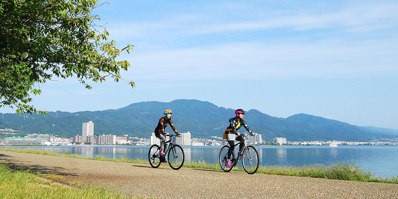 一边欣赏被选为国家首条自行车路线的琵琶湖美景，一边骑自行车