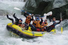 Rafting en el lugar de torrente líder en el mundo mientras se siente la belleza del valle