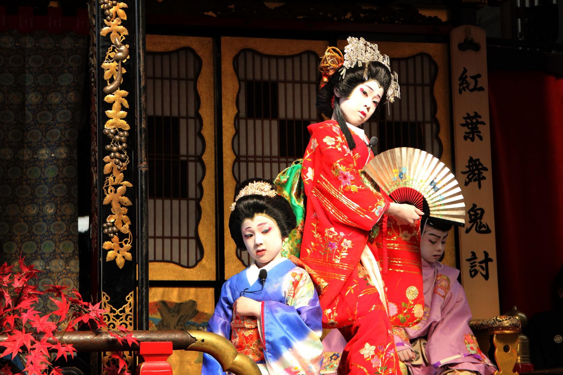 The enthusiastic performances of the children enchant audiences from atop the stage erected on the hikiyama, or festival float.