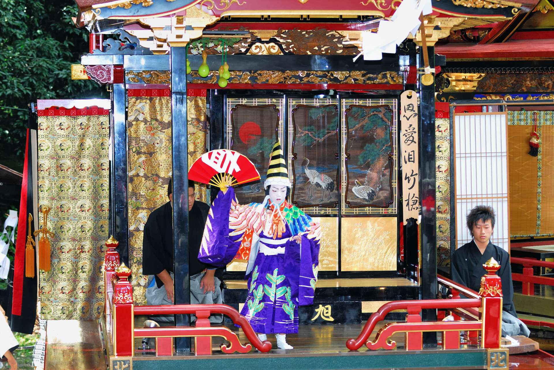 米原「曳山祭」の子ども歌舞伎。地元の5歳から12歳の男の子たちの名演が繰り広げられる。