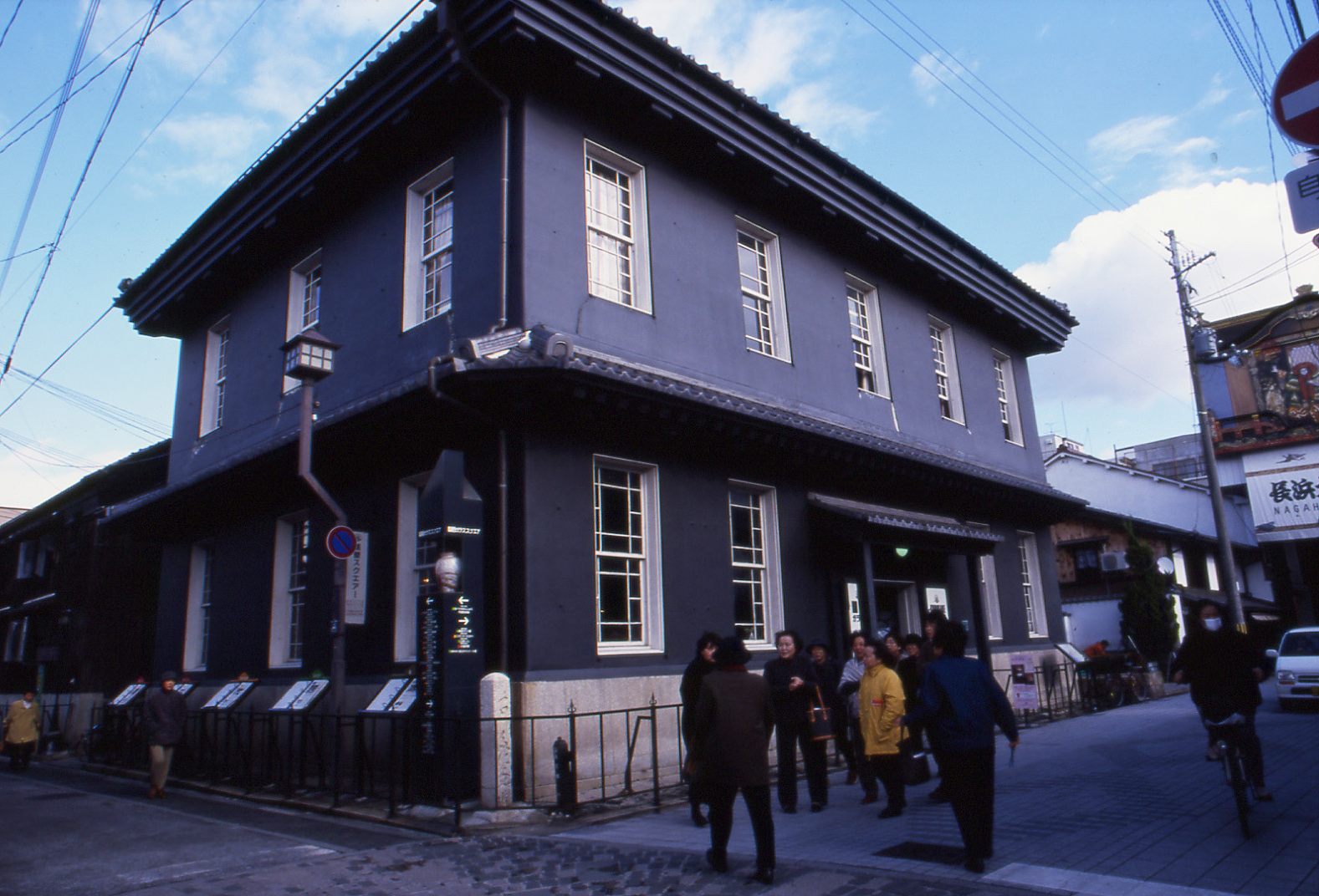 黑壁一號館建於 1900 年，當時是一家銀行。