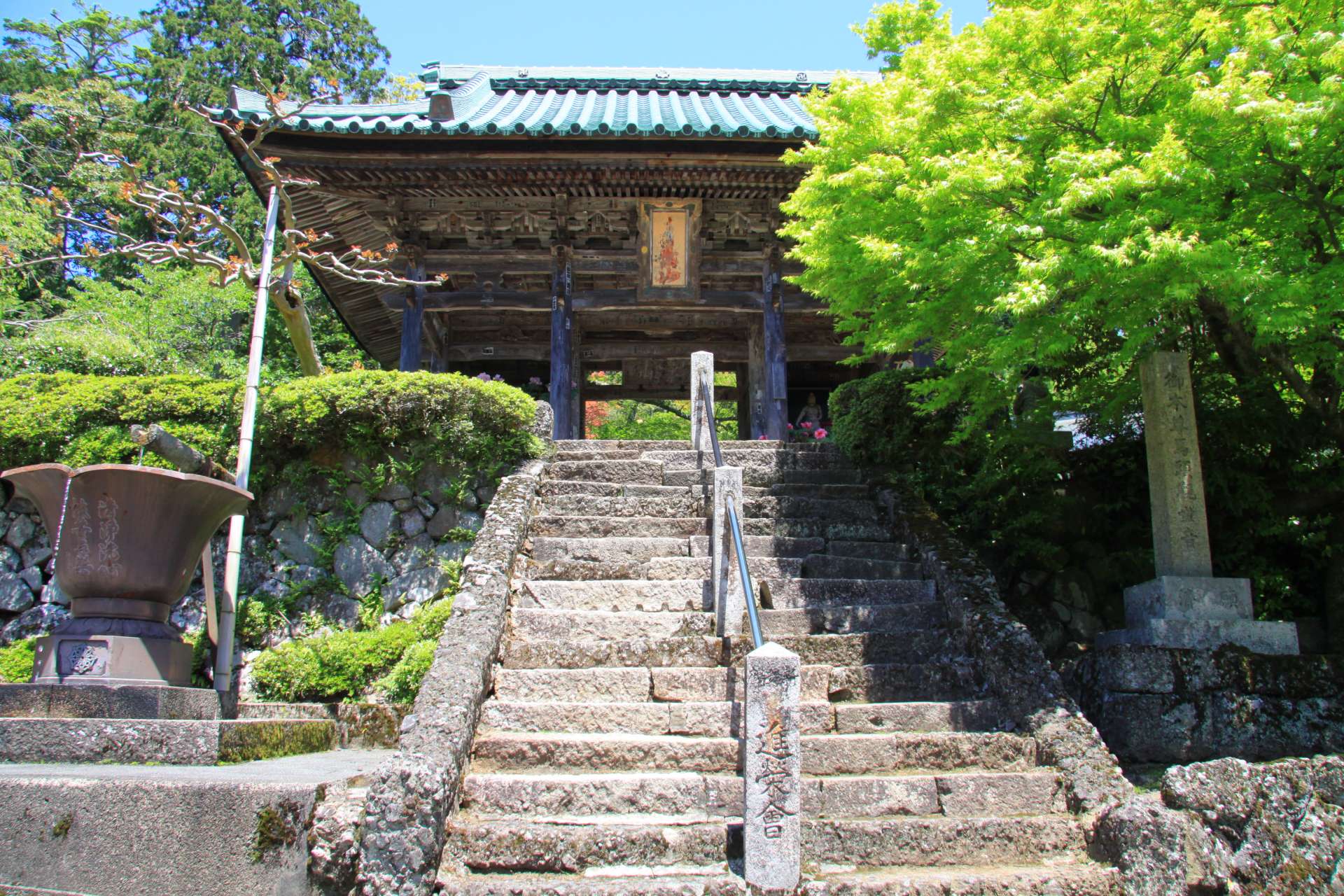Matsunoo-dera Temple has been damaged by severe fires many times. The stately Nio-mon guardian gate was built during the mid-Edo Period in 1767.