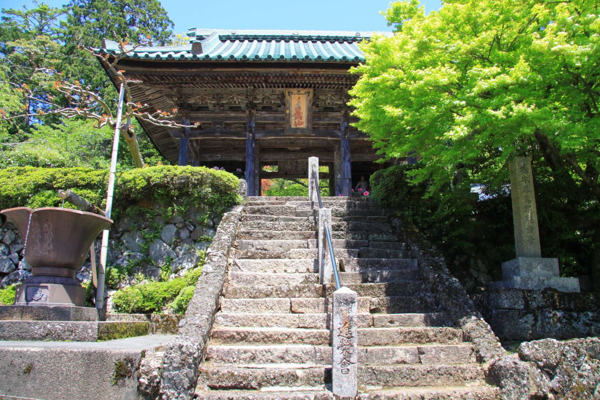 過去，松尾寺曾多次遭受火災。現在雄偉的仁王門建於江戶時代中期的 1767 年。