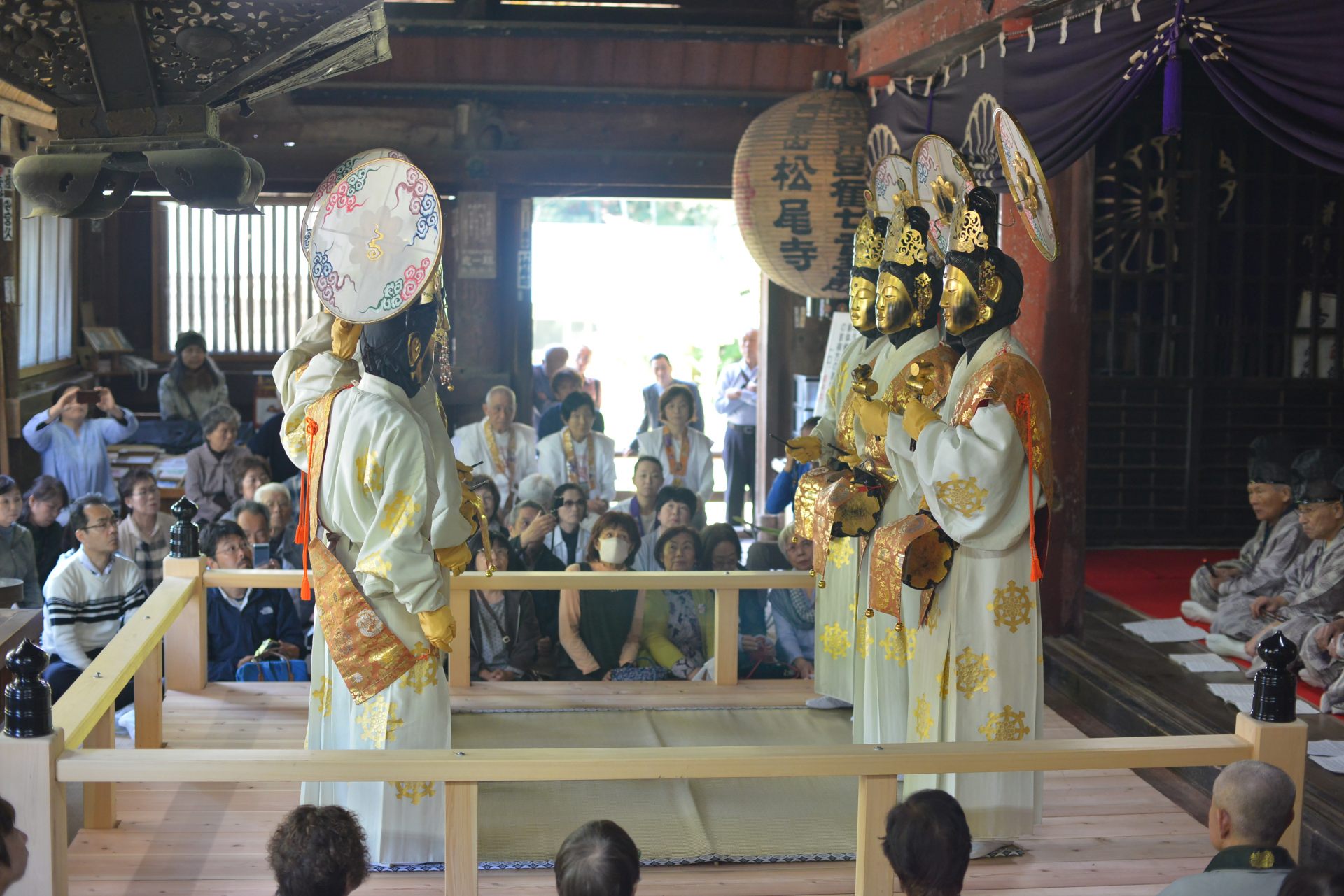 The Hotokemai consists of the Buddha performers first facing the center while dancing, then facing outwards while dancing, and then going around the stage while changing positions.