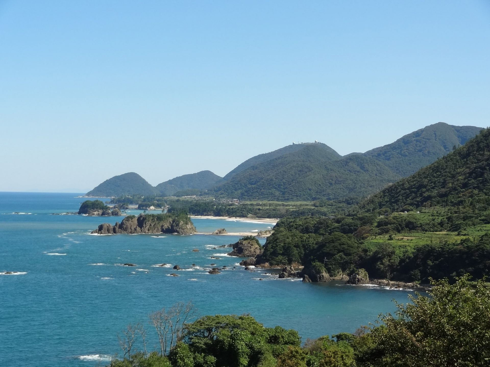 El Geoparque San'in Kaigan se extiende a lo largo de 120 km de este a oeste a lo largo de la costa, con una amplia variedad de accidentes geográficos, como las costas de los ríos y las dunas de arena.