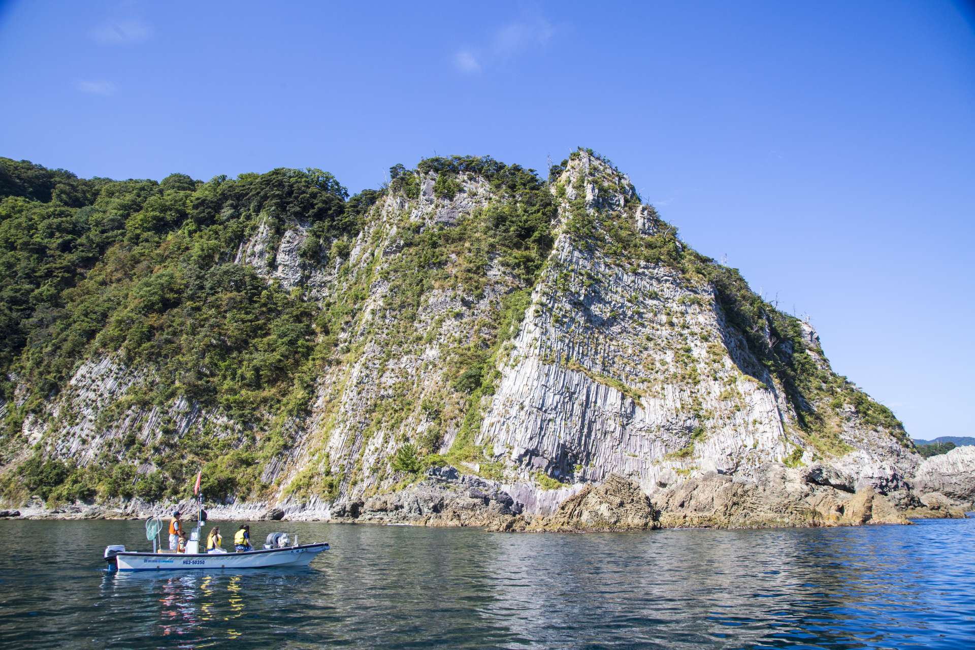 The Marine Geotaxi allows visitors to get up close to Yoroi no Sode, a nationally designated natural monument. 