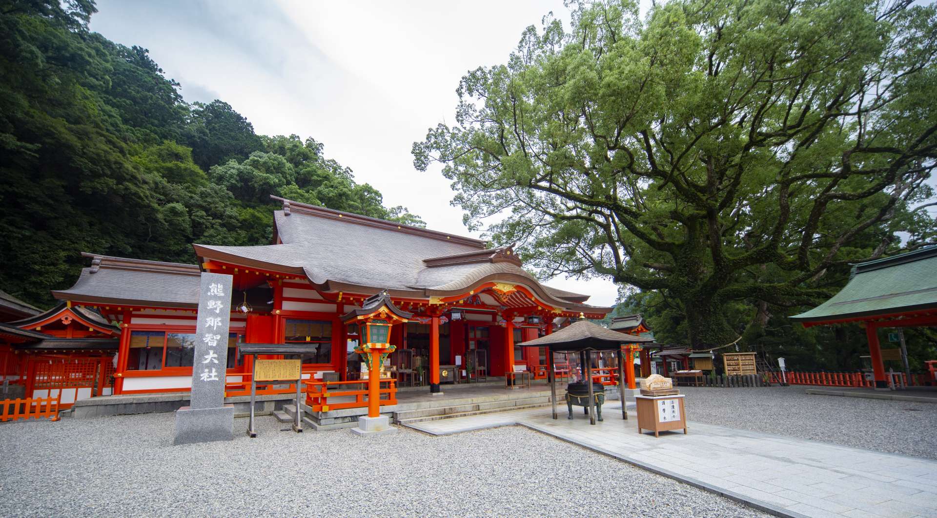 熊野那智大社と地元住民らが中心となる保存会が、「那智の田楽」を忠実に受け継ぐ。