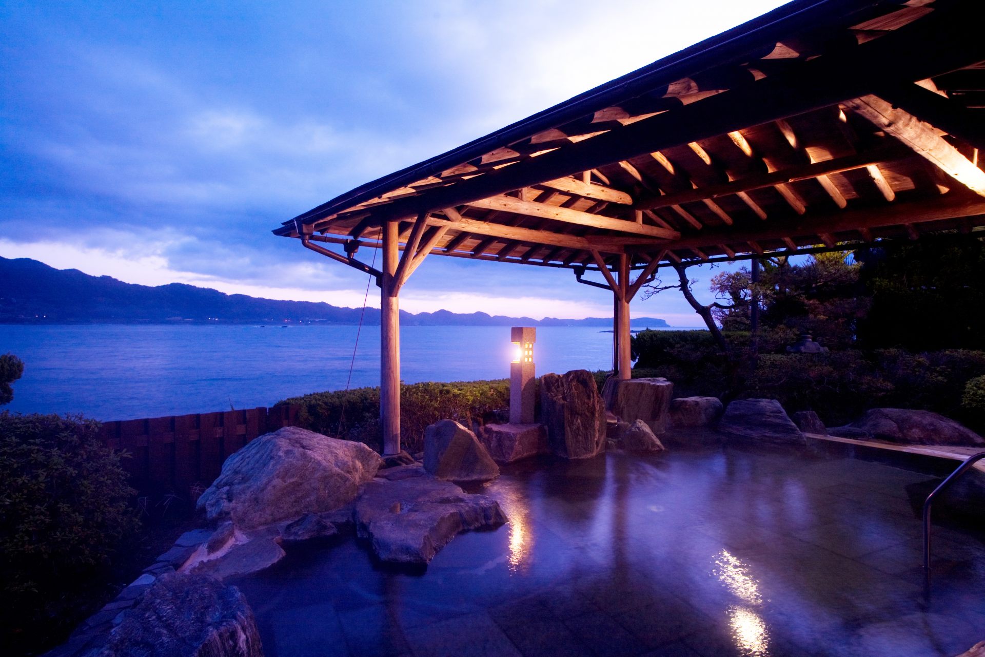 Complete with open-air baths that overlook the ocean, the Katsuura Gyoen hot spring inn offers day-use baths.

