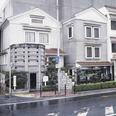 モルタル塗り・漆喰仕上げの外観が重厚な鳥取民藝美術館。鳥取県の民藝運動の聖地ともいわれる。