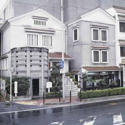 The stately mortar and plaster exterior of the Tottori Folk Crafts Museum. It is considered to be a sacred place of the folk art movement in Tottori Prefecture.