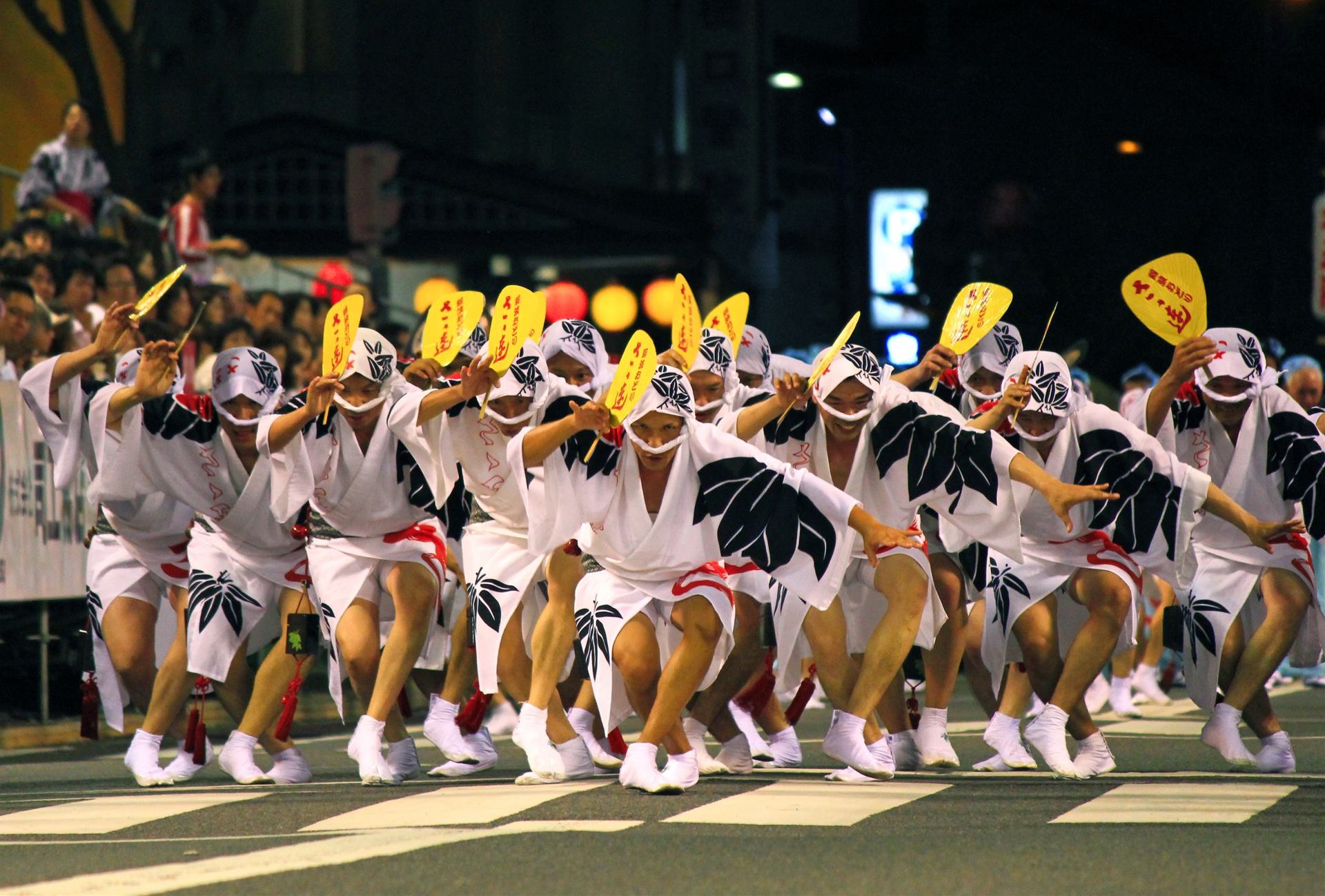 The usual costume is a hanten coat or yukata for men, and the women wear a yukata and straw hat. Sometimes the dancers hold a fan or lamp.

