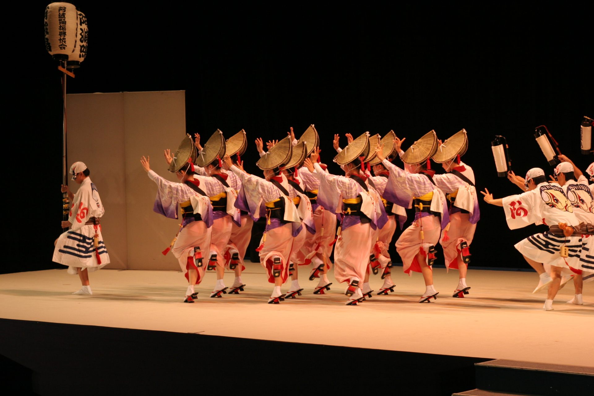 阿波おどり会館では一年中、阿波おどりの公演を実施。目の前で徳島が誇る伝統を見学することができます。