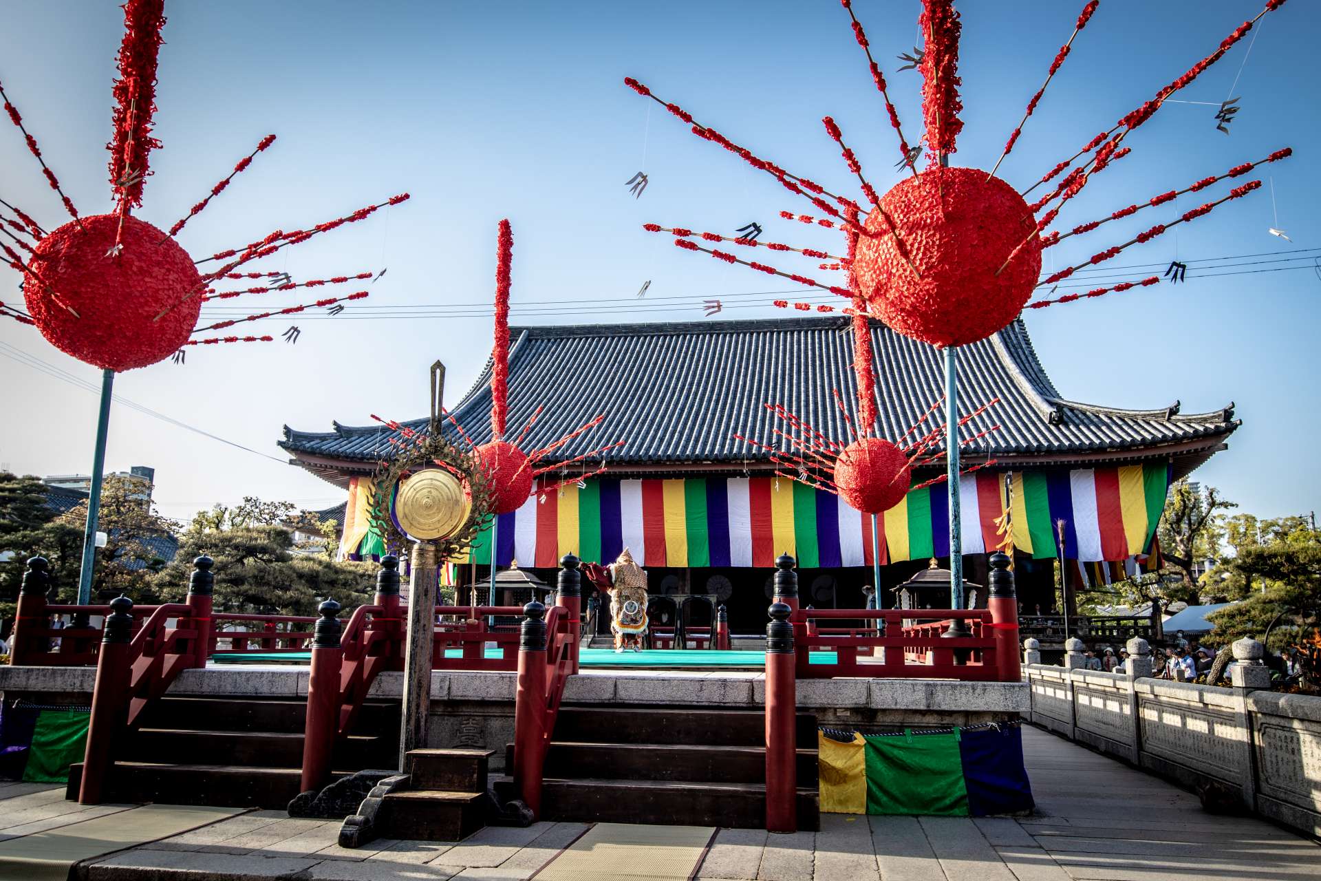 The stone stage in front of Rokuji-do Hall. The red balls decorating the four corners of the stage represent red spider lilies.