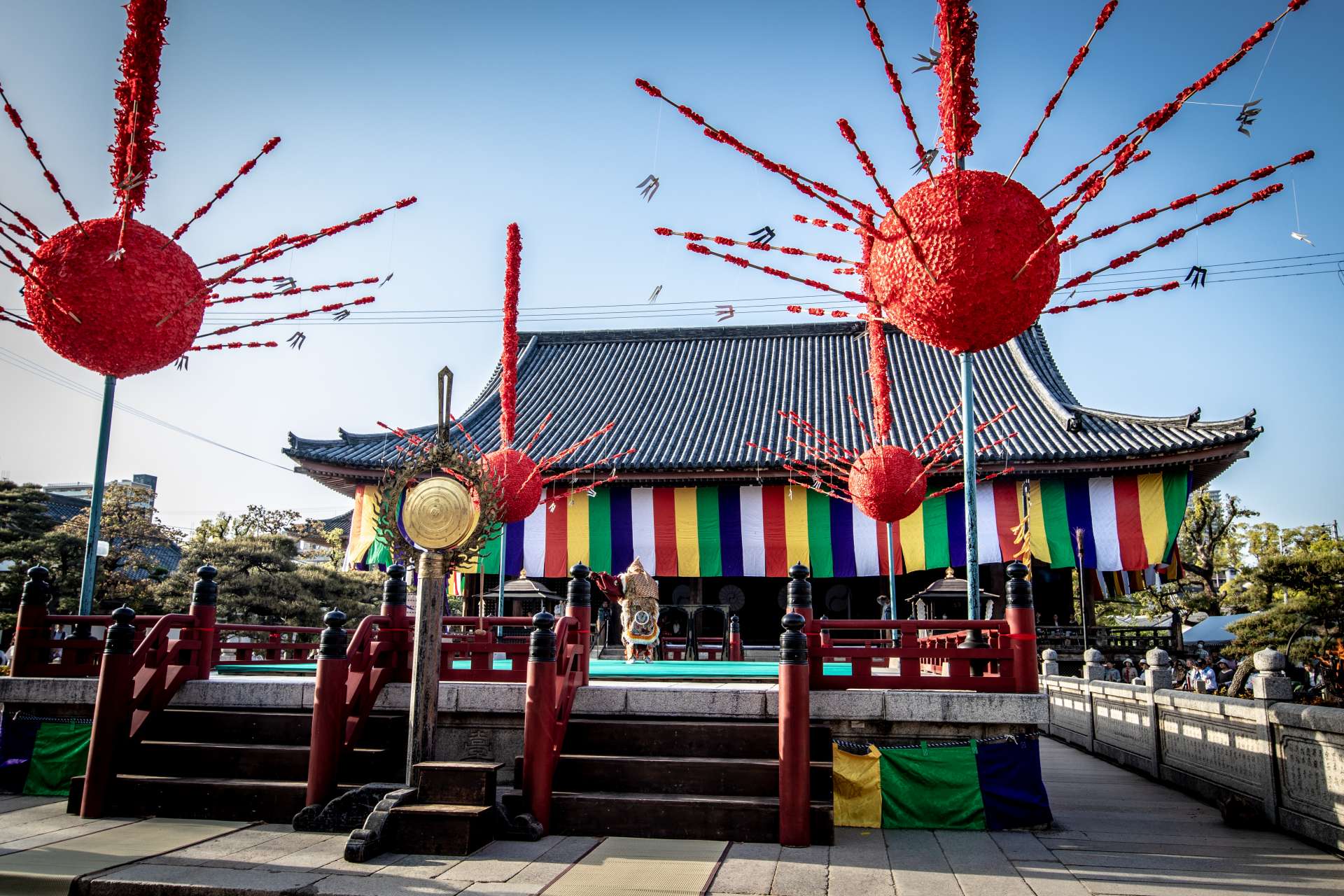 六地堂前的石台。舞台四側懸掛的紅球代表紅吊蘭。