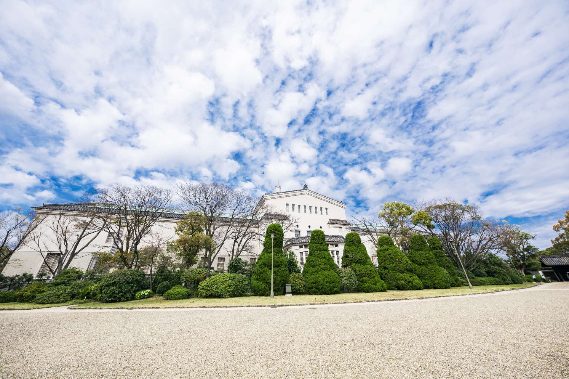 The Osaka City Museum of Fine Arts was opened in the corner of Tennoji Park in 1936. Here visitors will find special exhibits featuring Buddhist artwork in addition to other works.