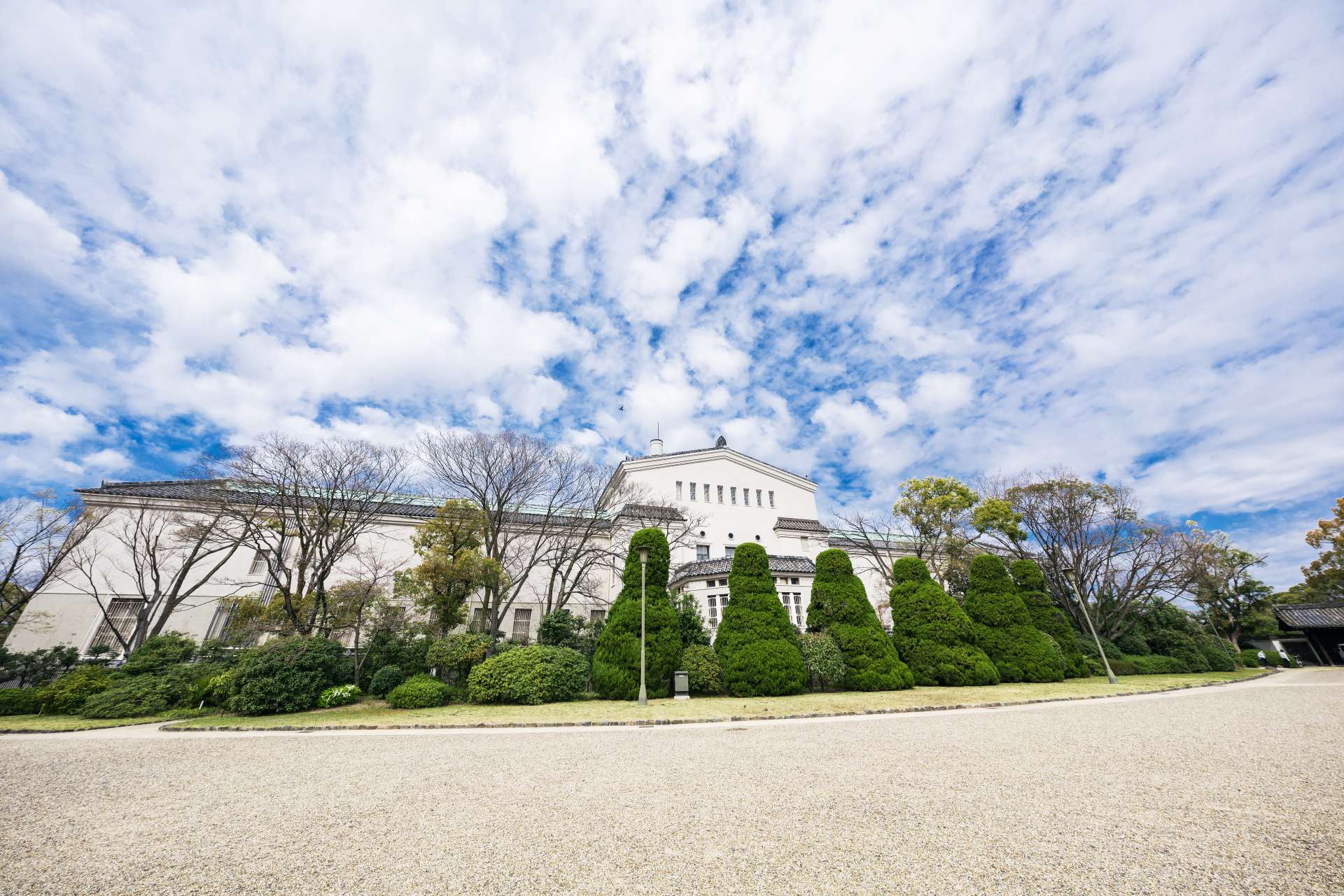 大阪市立美術館於 1936 年在天王寺公園的一角開館。還舉辦有關佛教藝術的特別展覽。