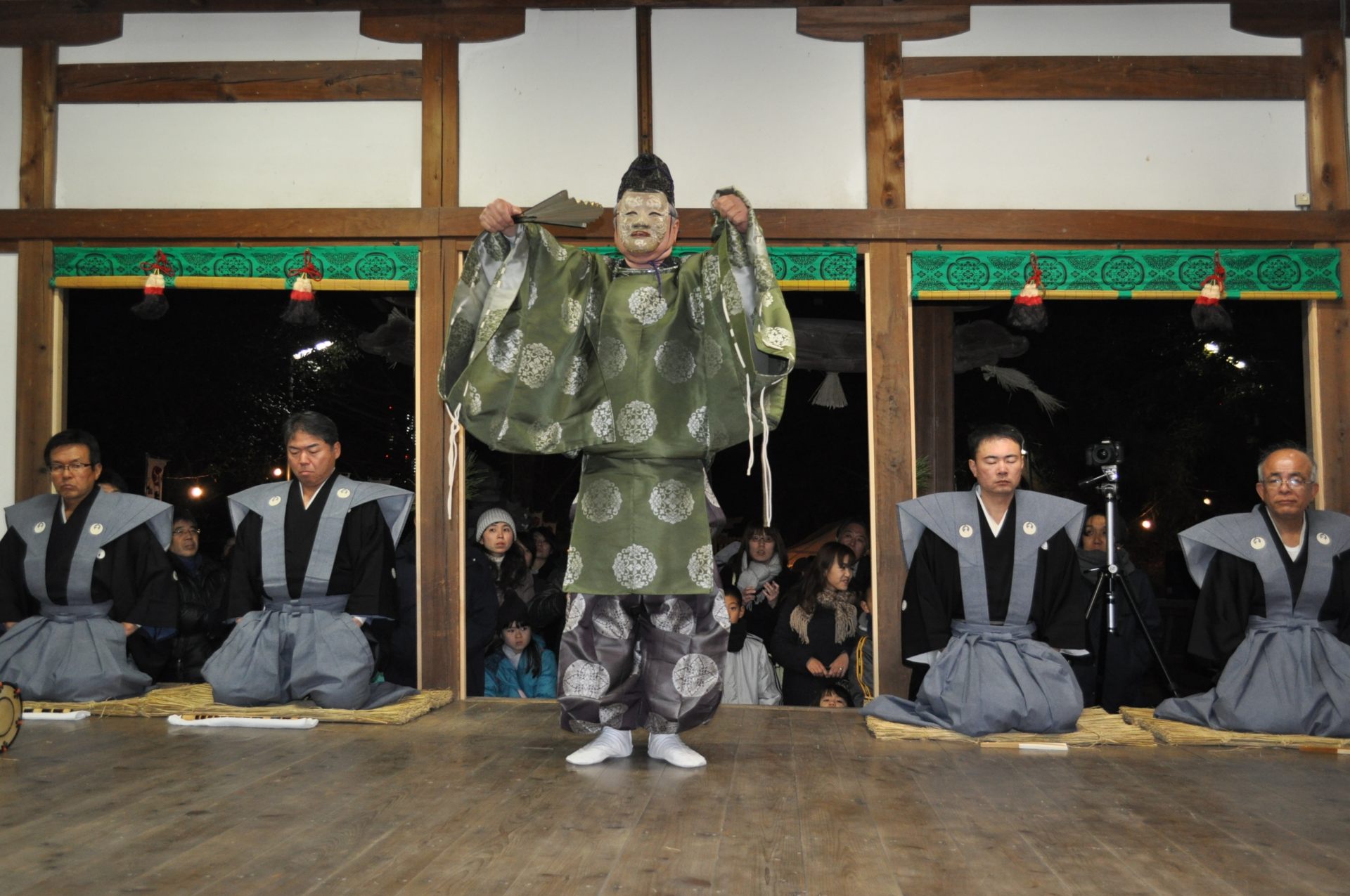 Okinamai au sanctuaire Kuruma Otoshi est l'un des rares à présenter une structure en quatre parties avec l'ajout du programme « du père ».