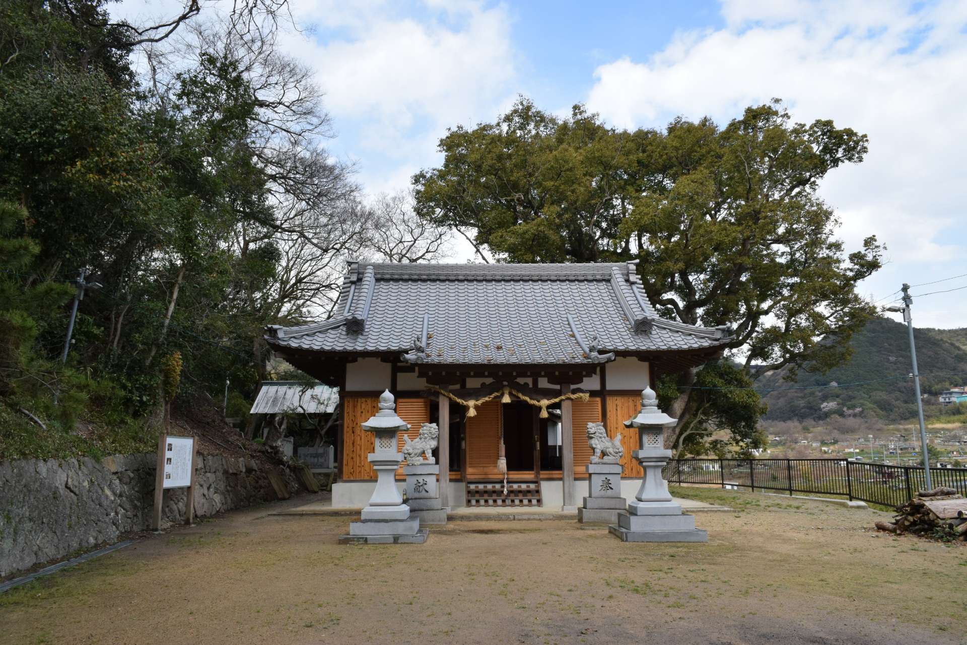 Kuruma Otoshi-jinja Shrine, where the Okinamai Dance is performed. The masks cherished by the locals are enshrined in the main hall.