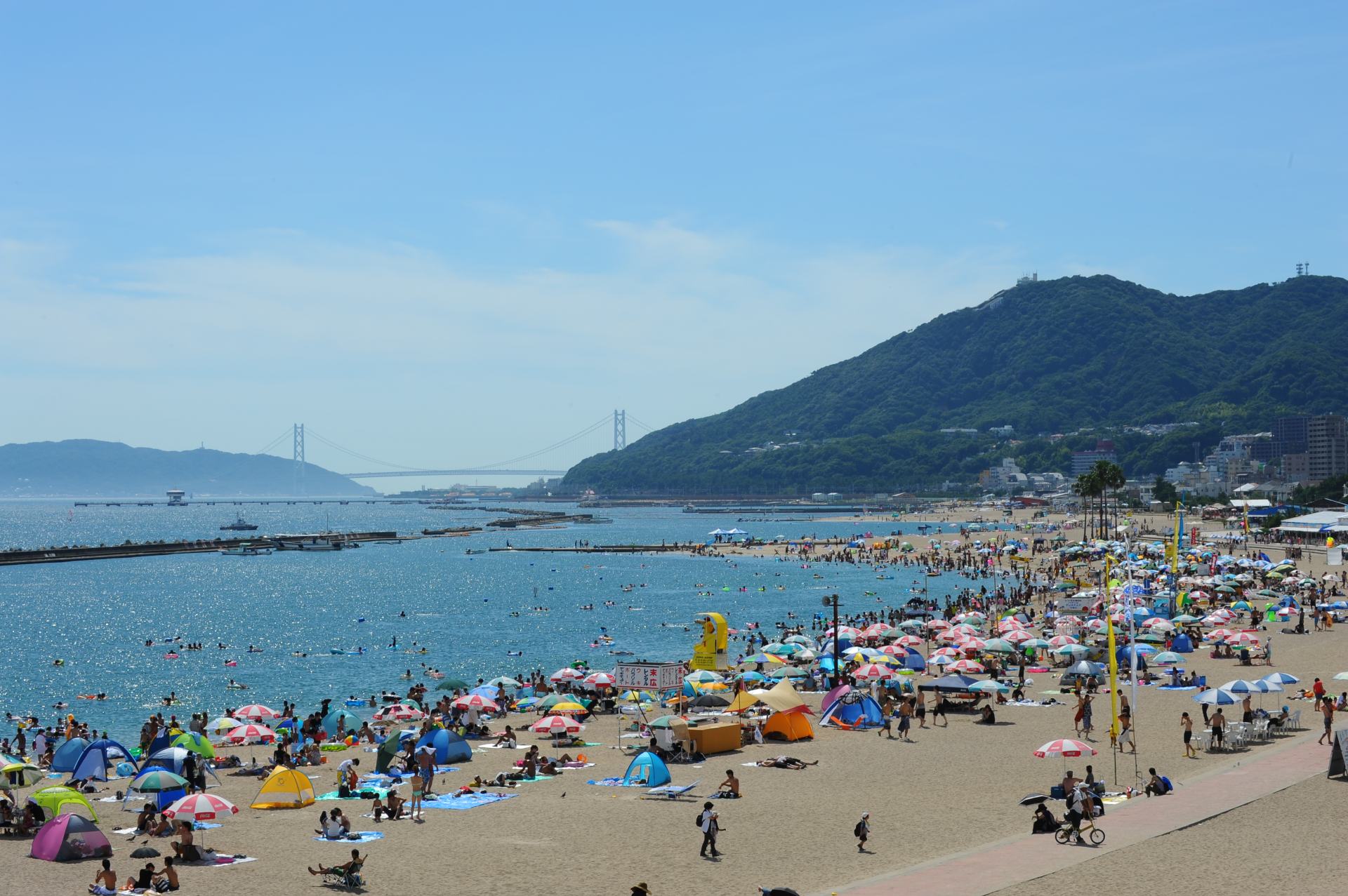 從須磨海濱公園還可以看到明石海峽大橋，夏天人山人海。