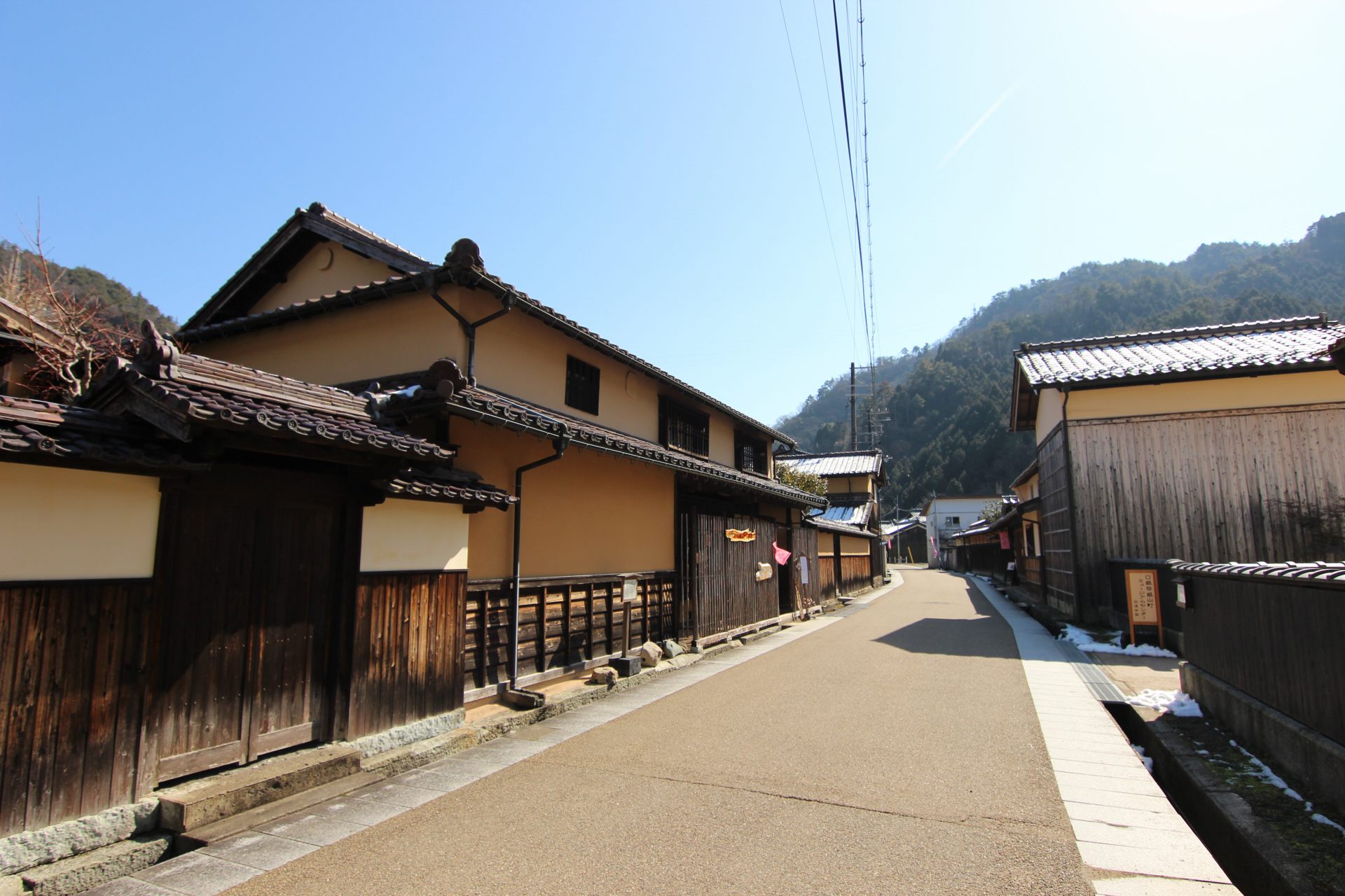 遊覽生野銀山後，驅車 5 分鐘，參觀昔日的礦業小鎮。現代早期的典雅房屋顯示了當時的繁榮。