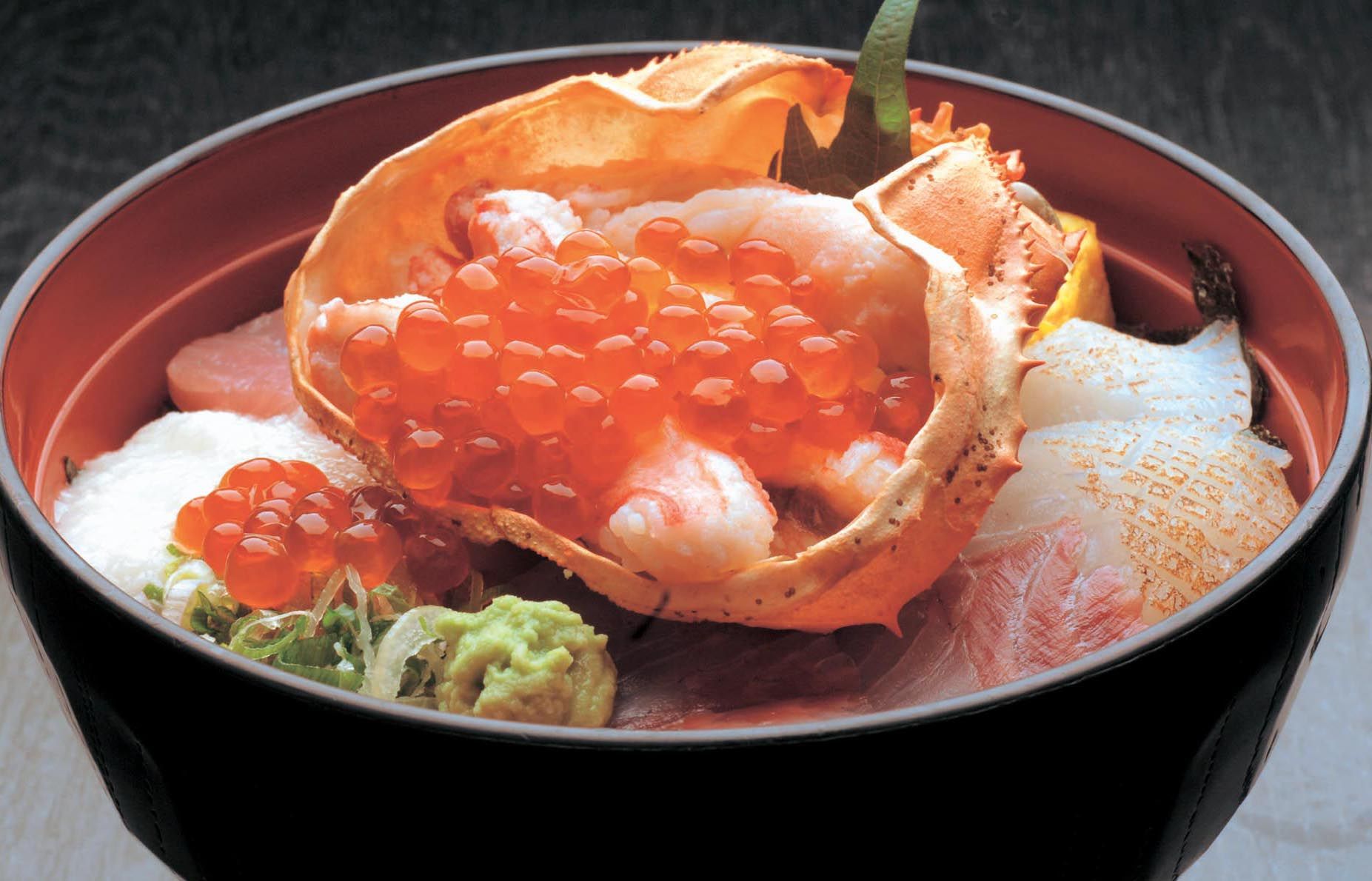 The famous market restaurant Karoko serves fresh seafood at reasonable prices. The generous Special Seafood Bowl at 2,180 yen is popular.