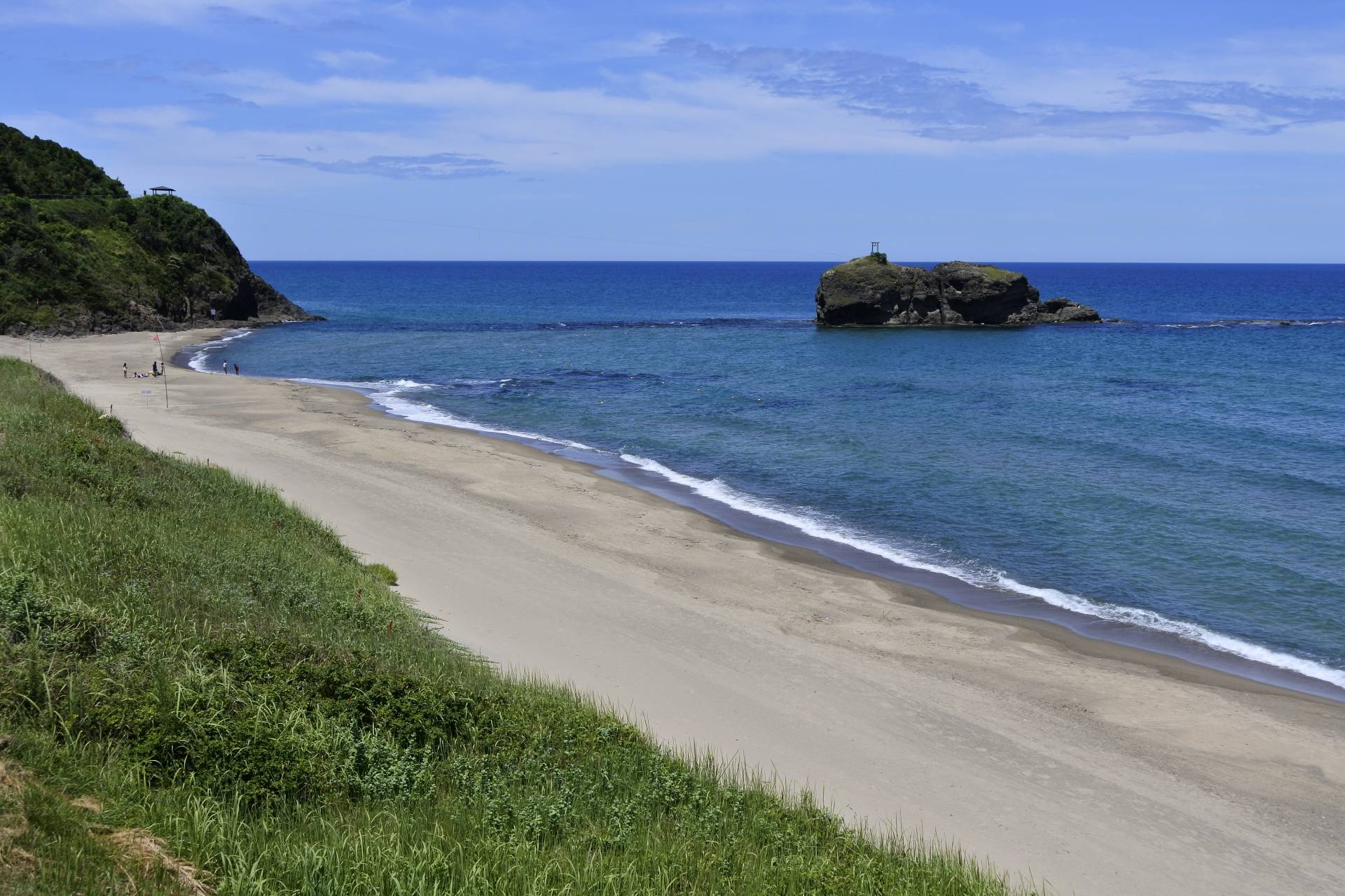 La playa de Hakuto, con arena blanca y océano azul, es famosa por ser el escenario de la mitología "El conejo blanco de Inaba".