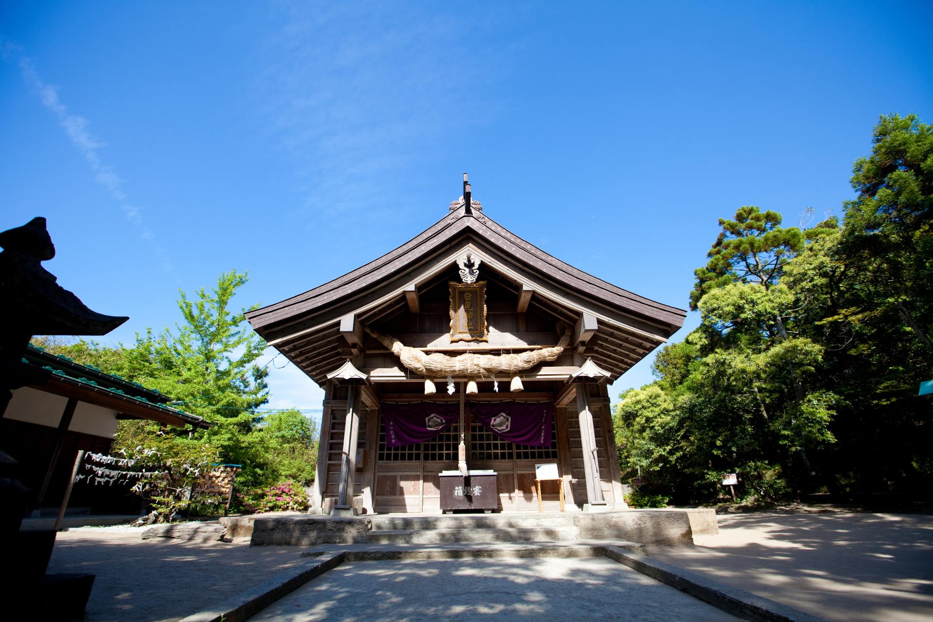 Hakuto Shrine, the popular power spot for romance, is a short walk away from Hakuto Beach.