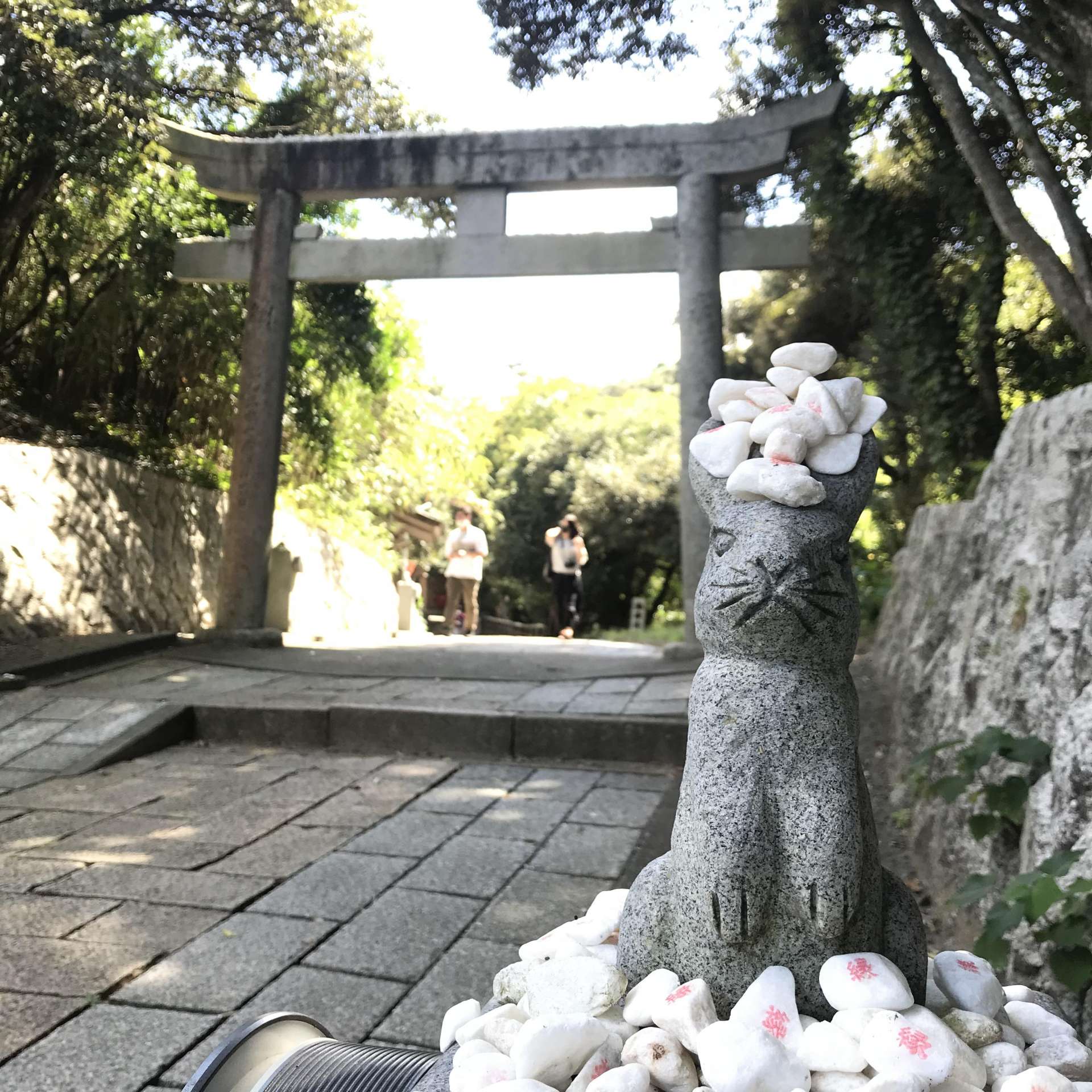 A white rabbit statue on the approach to the Hakuto Shrine 