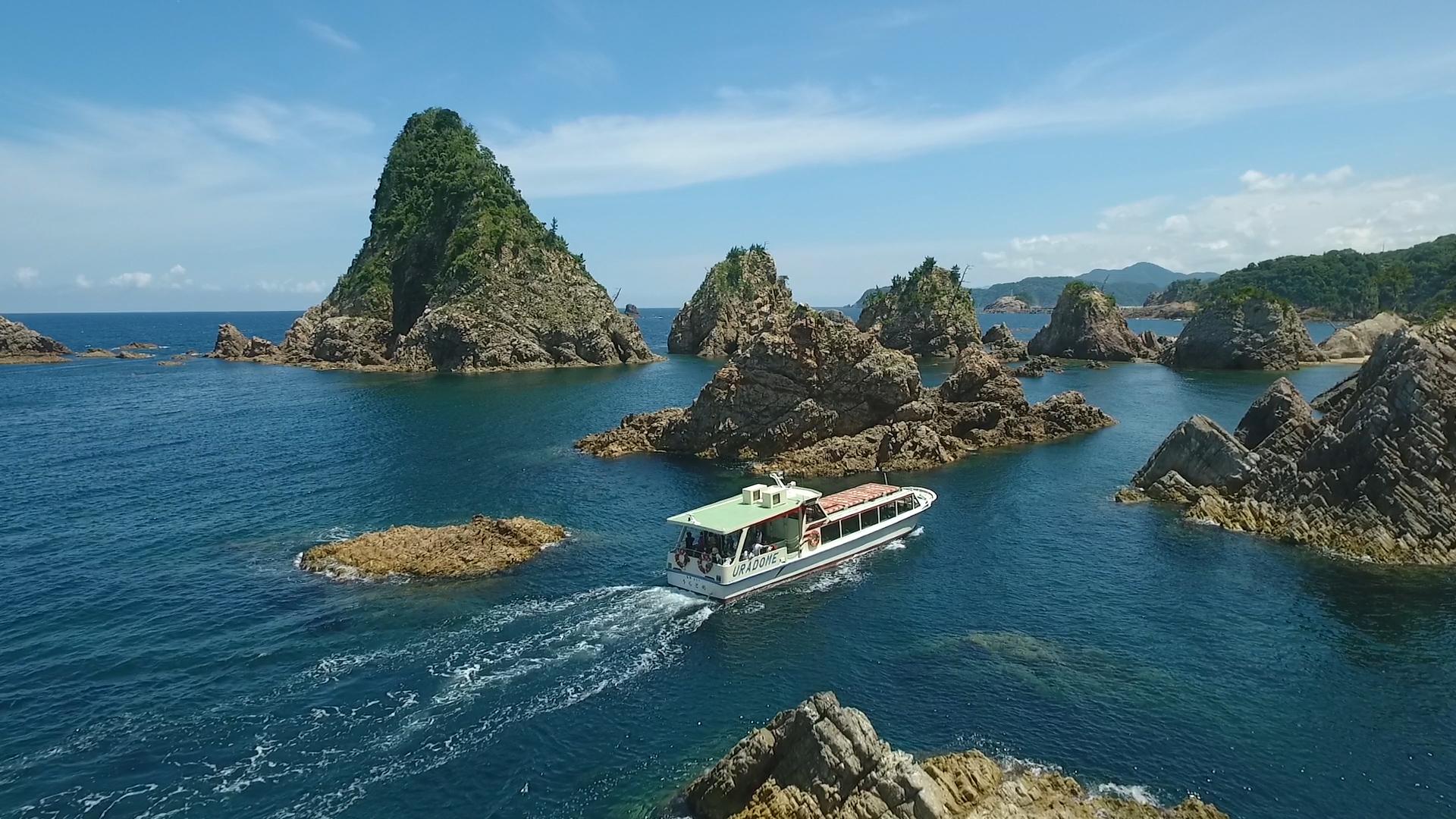 During the cruise, the captain shares interesting stories about the Uradome Coast - how it was formed, the origin of the unique name, etc.