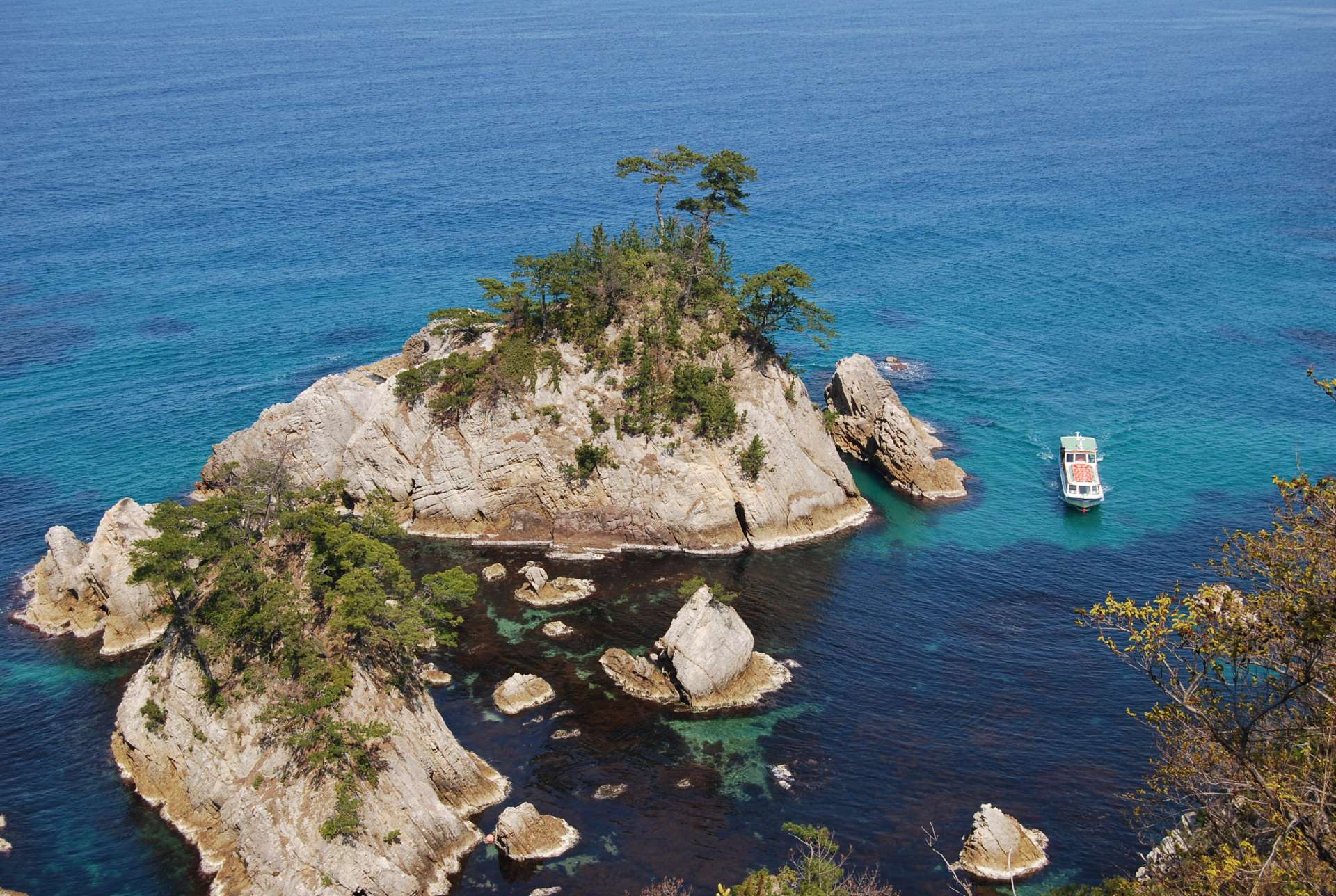 Kamogaiso, uno de los lugares pintorescos. Uno de los mejores a lo largo de la costa de Uradome con bahías extraordinarias, islas pequeñas y la playa resplandeciente con pedacitos de cuarzo.