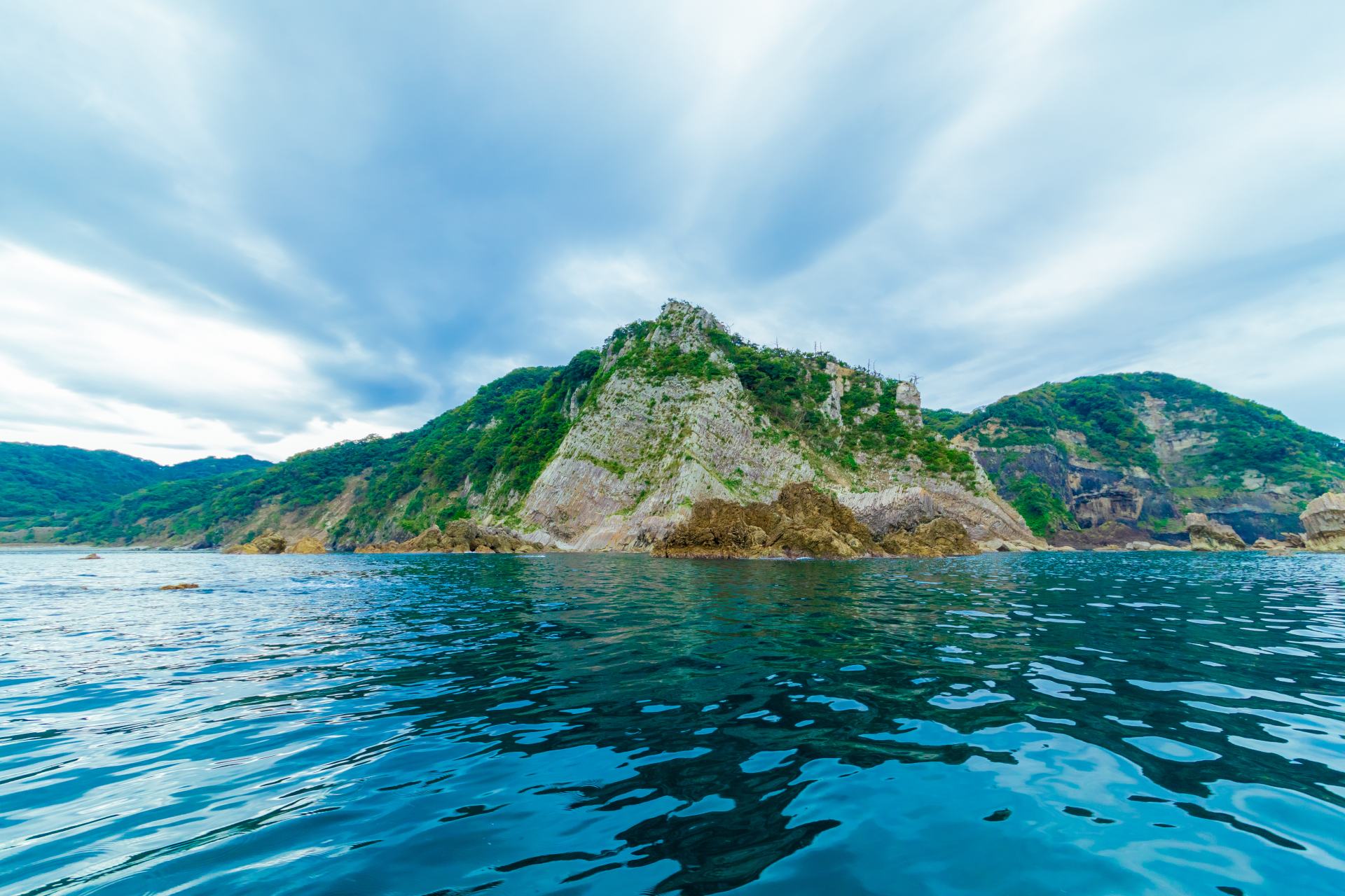 “Yoroi-no-sode (the sleeve of armor)” presents some strange sceneries located on the Kasumi coast. It was designated as a state's natural monument. The spectacular cliff of about 65 m high and 200 m wide will leave you in awe. Countless columnar joints and tubular joints are crossed, making a figure like a sleeve of armor used by the Japanese samurai.

