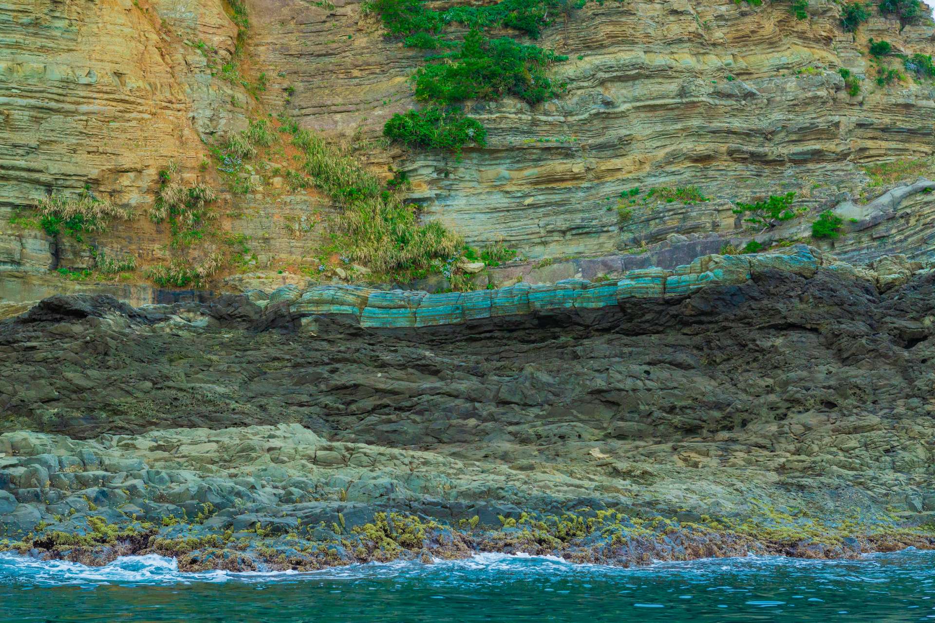 Close approach to the rock! Observing the fossil layers is one of the fun of the geosite tour.