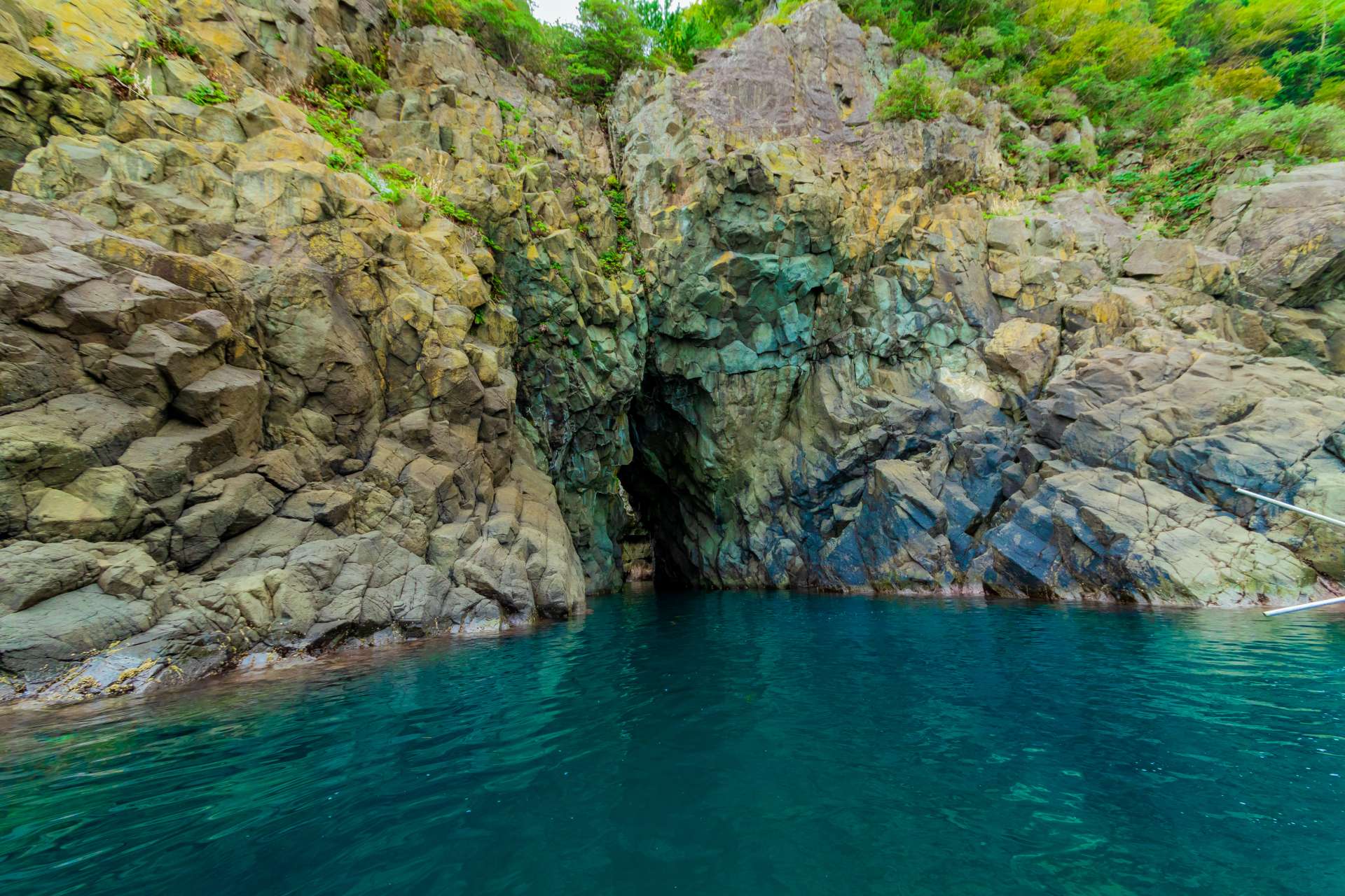“Ao-no-Hiroba (The blue square)” in the cave is a highlight of the cruise of “Ao-no-Hiroba, and Taka-no-su Jima (60 minutes)”. On a sunny day, the sunlight reflects the surface of the water and creates a shining emerald green square.