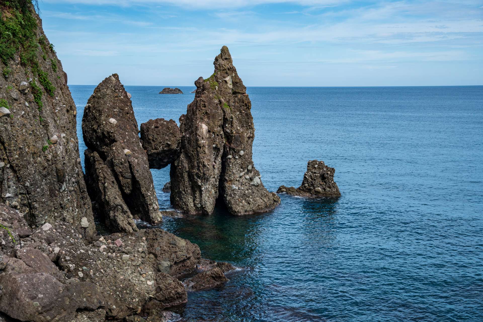 從霞海岸沿著山陰海岸行駛約1小時，就能在​​竹野海邊看到“波狩岩”。兩塊巨大的柱狀岩石中間夾著一塊直徑3-4米的岩石，結構奇特。這種由大自然創造的奇特平衡景觀一定會讓您感到愉快。